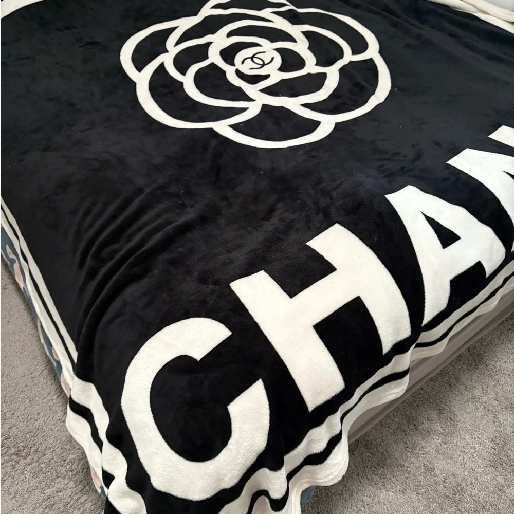 CHANEL Black and White camellia Blanket - Picture 4 of 8